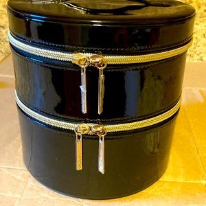 Gently used for storage literally almost brand new!Glass&zipper have stickers!!